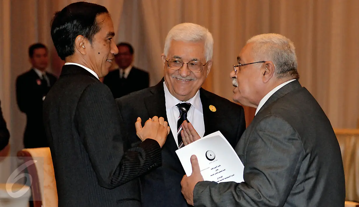 (Ki-ka) Presiden RI Jokowi, Presiden Palestina Mahmoud Abbas  dan Dubes Palestina untuk Indonesia, Fariz Mehdawi berbincang sebelum foto bersama peserta KTT Luar Biasa OKI di Jakarta Convention Center, Senin (7/3). (Liputan6.com/Faizal Fanani)