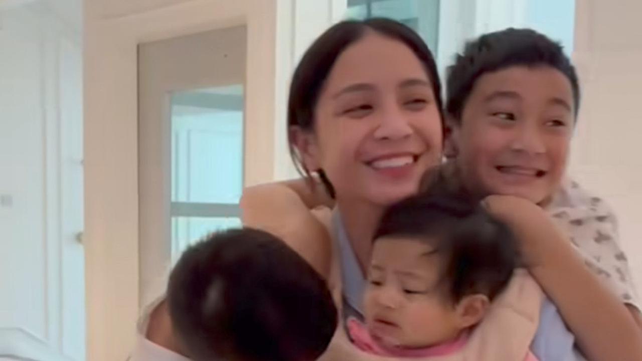 Potret Nagita Slavina Gendong Ketiga Buah Hatinya Sekaligus, Ekspresi Wajah Baby Lily Bikin Salfok