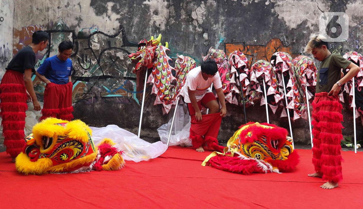 Pemain dari kelompok barongsai Naga Merah Putih Bogor melakukan latihan dengan Barongsai di kawasan Babakan Pasar, Kota Bogor, Jawa Barat, Rabu (11/1/2023). Latihan tersebut  untuk mempersiapkan penampilan menyambut Tahun Baru Imlek. (Liputan6.com/Herman Zakharia)