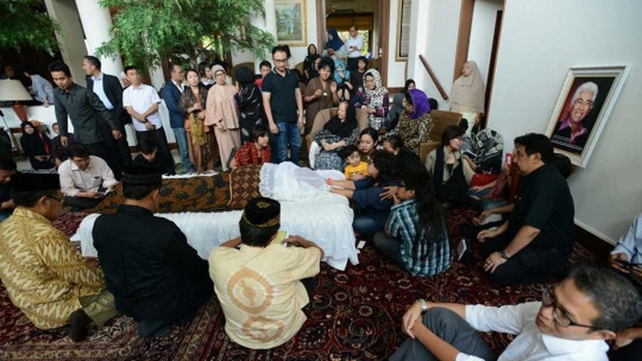 Suasana duka di kediaman Adnan Buyung Nasution