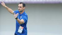 Pelatih PSIS Semarang, Gilbert Agius memberikan arahan kepada anak asuhnya saat melawan Dewa United pada laga pekan ke-8 BRI Liga 1 2023/2024 di Stadion Indomilk Arena, Tangerang, Senin (14/8/2023). PSIS Semarang menang telak 4-1 atas Dewa United. (Bola.com/M Iqbal Ichsan)