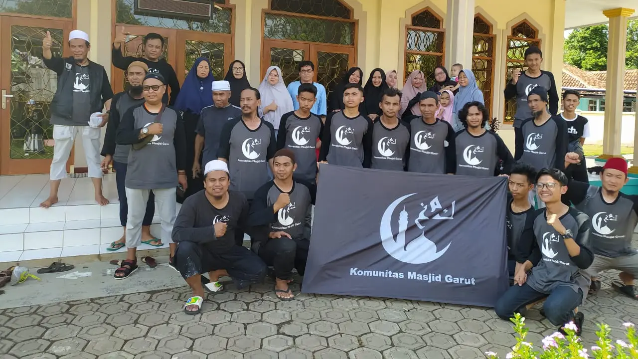 Para anggota komunitas masjid Garut, Jawa Barat, setelah melakukan aksi bersih masjid di Kecamatan Cikelet, Garut