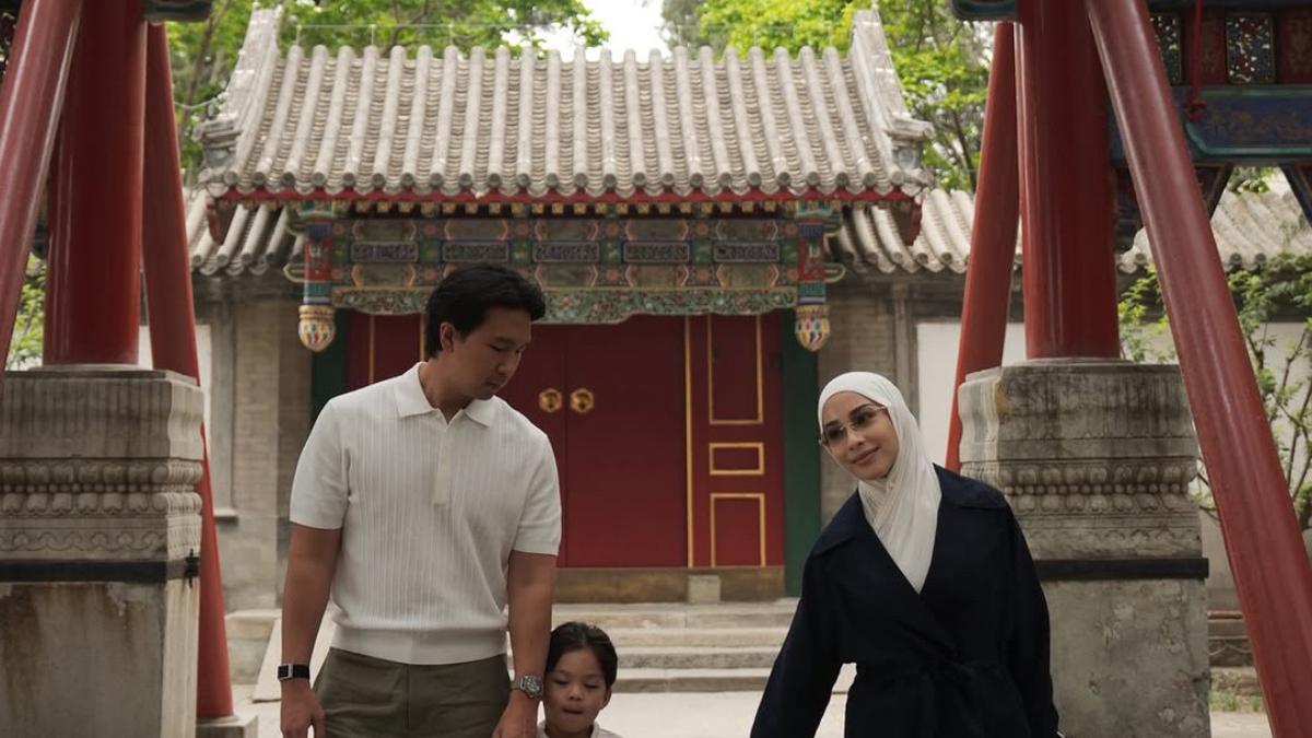 OOTD Nikita Willy Liburan ke China Bersama Keluarga, Padukan Gaya Modest Kasual dengan Tas Chanel