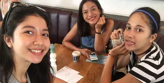 Kecantikan yang sederhana ternyata tidak hanya dimiliki oleh Putri Marino. Namun kedua adiknya juga, Sitha Marino dan Selly Marino. Tiga perempuan ini sama-sama memiliki paras yang cantik dan memukau pastinya. (Instagram)