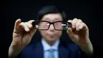 President of the Headquarters of Reporting for Public Good Korea Selatan, Moon Seoung-ok menunjukan kamera pengintai berbentuk kacamata, Seoul, 30 September 2016. Korsel menggunakan teknologi untuk meminimalisir kejahatan korupsi. (REUTERS/ Kim Hong-Ji)