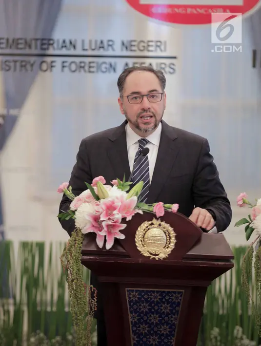 Menlu Afghanistan Salahuddin Rabbani memberi keterangan usai pertemuan bilateral dengan Menlu Retno Marsudi di Kantor Kemenlu, Jakarta, Jumat (15/3). Pertemuan membahas dukungan Indonesia atas proses perdamaian di Afghanistan. (Liputan6.com/Faizal Fanani)
