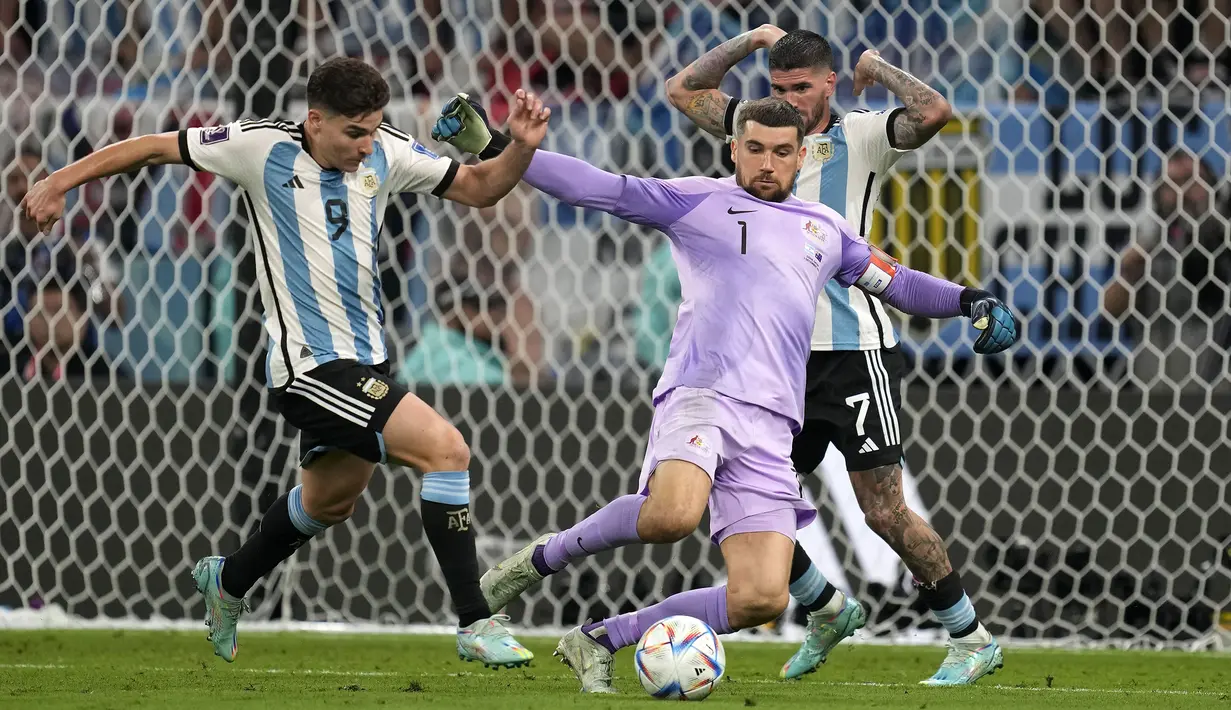 Pada menit ke-57, kiper Australia Mathew Ryan melakukan blunder di dalam kotak penalti. Bermaksud memainkan bola di kotak penalti, bola berhasil dicuri Julian Alvarez. (AP/Lee Jin-man)