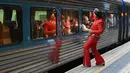 Penggemar Elvis Presley bercermin sebelum menaiki kereta untuk menghadiri The Parkes Elvis Festival di Stasiun Central, Sydney, Kamis (10/1). Festival yang digelar pertama kali pada tahun 1993 tersebut menampilkan semua hal dari Elvis. (PETER PARKS/AFP)