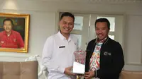 Menerima Wabup Tegal, Menpora dukung pemecahan Rekor MURI Minum Teh Poci Terbanyak di Indonesia. (foto: dok. Kemenpora)