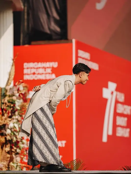 Vidi Aldiano tampil dengan outfit berwarna monokrom dari desainer RM Radinindra Nayaka Anilasuta (instagram/vidialdiano)