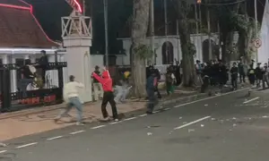 Demo di depan gedung Negara Grahadi Surabaya berlangsung ricuh. (Dok. Merdeka.com)