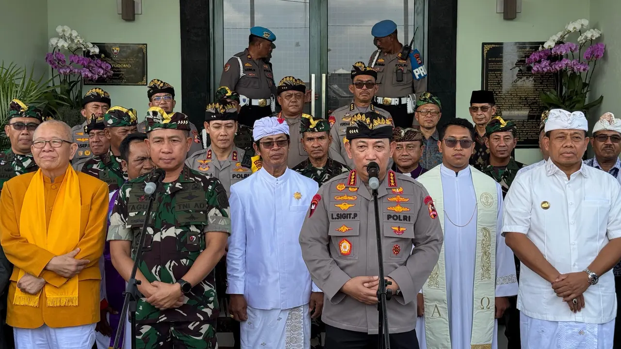 Kapolri Jenderal Listyo Sigit Prabowo menghadiri kegiatan doa bersama lintas Agama TNI-Polri dan masyarakat di GOR Yudomo, Praja Raksaka Kepaon, Kota Denpasar, Bali.