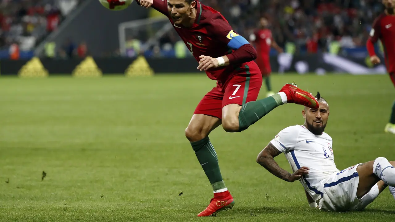Arturo Vidal saat berhadapan dengan Cristiano Ronaldo di Piala Konfederasi 2017