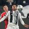 Pemain Juventus, Weston McKennie (kanan), berebut bola dengan pemain Benfica, Samuel Dahl, dalam laga Liga Champions di Turin, Italia, Kamis (22/1/2026). (AP Photo/Luca Bruno)