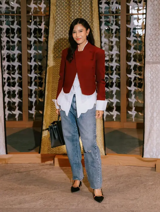 Bukan dipadu rok batik, melainkan ripped jeans yang bikin tampilan Kartini-nya terlihat lebih edgy. Tas Hermes dan slip on heels hitam jadi sentuhan netral untuk statemen look-nya [@therealdisastr]