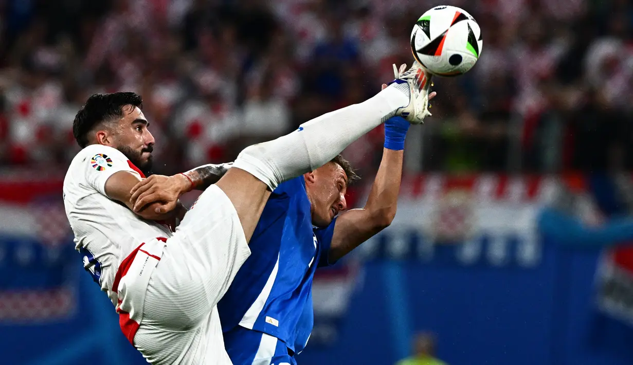 Hasil imbang 1-1 ini menguntungkan Italia yang dipastikan finis sebagai runner-up Grup B dengan 4 poin. (GABRIEL BOUYS / AFP)