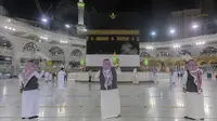 Sejumlah pria membakar dupa di sekitar Ka’bah, Masjidil Haram, Makkah, Arab Saudi, Minggu (26/7/2020). Karena pandemi COVID-19, Arab Saudi membatasi jumlah jemaah haji tahun ini hanya untuk sekitar 1.000 orang. (Saudi Ministry of Media via AP)