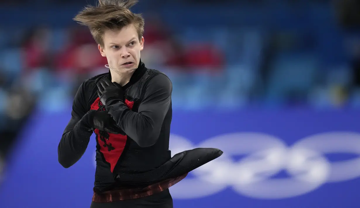 Evgeni Semenenko, dari Komite Olimpiade Rusia, berkompetisi dalam program skate bebas putra selama acara figure skating di Olimpiade Musim Dingin 2022, di Beijing, Kamis (10/2/2022). (AP Photo/Natacha Pisarenko)