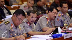 Kapolri Jenderal Badrodin Haiti (kedua kiri) mengikuti rapat kerja dengan Komisi III DPR di Komplek Parlemen, Jakarta, Kamis (02/07/2015). Rapat membahas persiapan pengamanan pilkada, pelaksanaan 11 program prioritas Polri. (Liputan6.com/Andrian M Tunay)