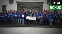 Berita video Persib U-16 dan U-19 yang berprestasi pada 2018 mendapat apresiasi berupa bonus yang diberikan oleh Gubernur Jawa Barat, Ridwan Kamil.