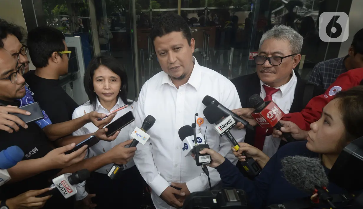 Plt Ketua DKPP Muhammad (tengah), Komisioner DKPP Idha Budhiati, dan Teguh Prasetyo menyampaikan keterangan usai bertemu penyidik KPK di Gedung KPK, Jakarta, Rabu (15/1/2020). DKPP berkoordinasi dengan KPK untuk menggelar sidang etik terhadap Komisioner KPU Wahyu Setiawan. (merdeka.com/Dwi Narwoko)