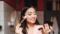 Bedak transparan atau setting spray bisa menyempurnakan makeup dan mengatasi risiko oksidasi. (Foto: Freepik/lookstudio)