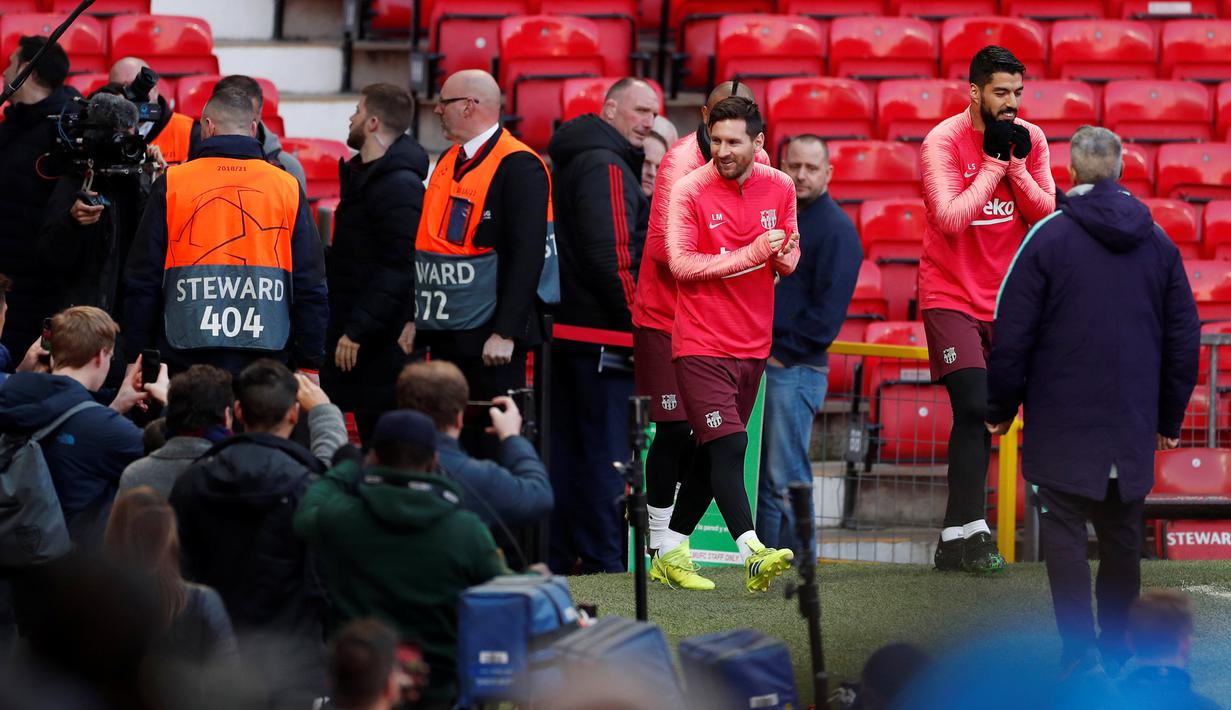 Pemain Barcelona Lionel Messi (kiri) dan Luis Suarez memasuki lapangan untuk berlatih bersama jelang menghadapi Manchester United (MU) pada leg pertama perempat final Liga Champions 2018/19 di Old Trafford, Manchester, Inggris, Selasa (9/4). (Reuters/Lee Smith)