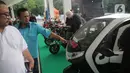 Pengunjung melihat motor-motor modifikasi saat pemeran IIMS Motobike Expo 2019 di Istora Senayan, Jakarta, Jumat (29/11/2019). IIMS Motobike Expo 2019 diikuti belasan merek sepeda motor dan sejumlah bengkel modifikasi. (Liputan6.com/Faizal Fanani)