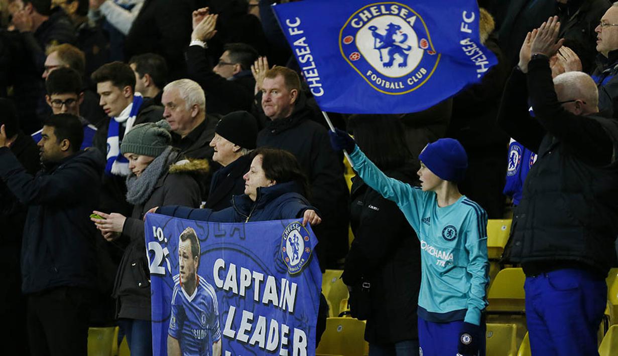 Suporter Chelsea memberi dukungan kepada John Terry yang kontraknya tidak diperpanjang saat laga Liga Premier Inggris melawan Watford.  Kapten The Blues itu kontraknya akan habis pada musim ini. (Reuters/Stefan Wermuth)