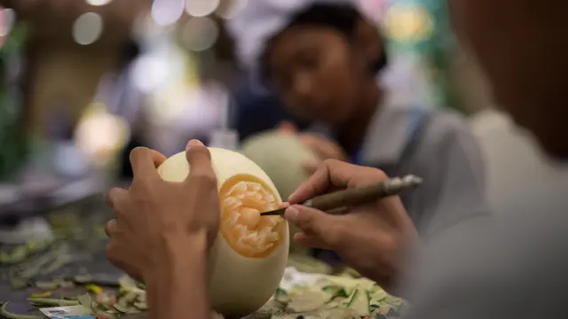 Ada Kompetisi Mengukir Buah di Negara Ini
