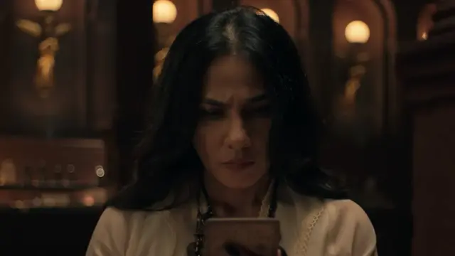 Nova Eliza sebagai Mama Sari dalam film Mama: Pesan Dari Neraka. (Foto: Dok. Pichouse Films, PAW Pictures)