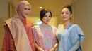 Pada acara besar tersebut, Nisya tampil memukau dalam balutan dress brokat berwarna pink, biru, oranye cerah dari @boh.play yang memancarkan pesona ceria dan feminin.  [@nissyaa].