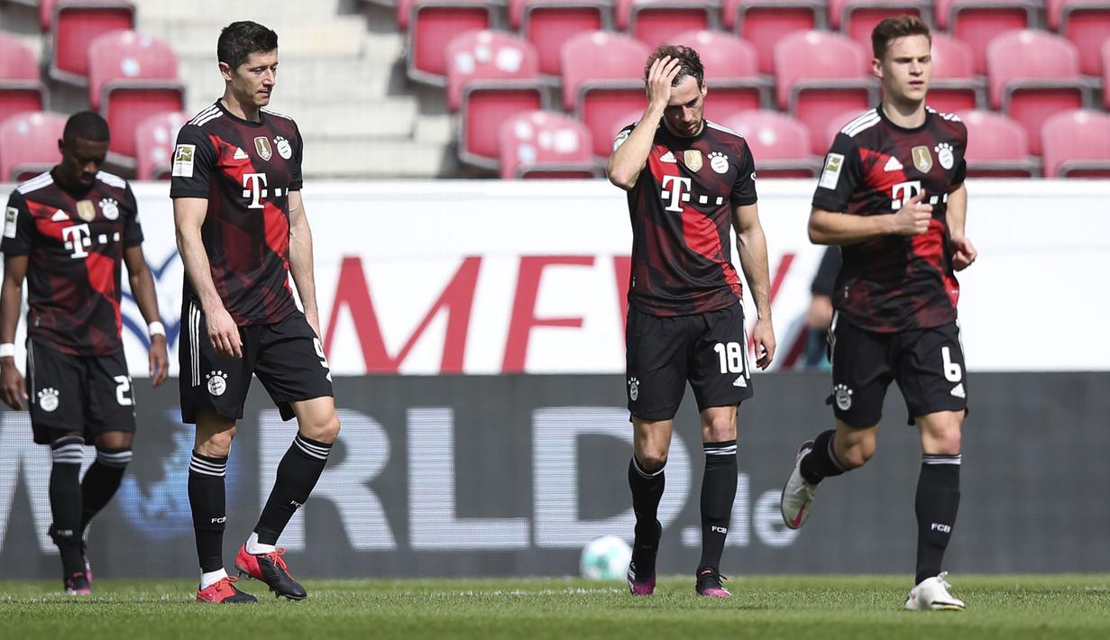 Para pemain Bayern Munich kecewa usai kebobolan gol kedua oleh FSV Mainz dalam laga lanjutan Liga Jerman 2020/2021 pekan ke-31 di Opel Arena, Mainz, Sabtu (24/4/2021). Bayern Munich kalah 1-2 dari FSV Mainz. (AP/dpa)