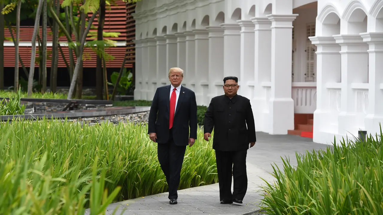 Keakraban Donald Trump dan Kim Jong-un Saat Berjalan di Taman