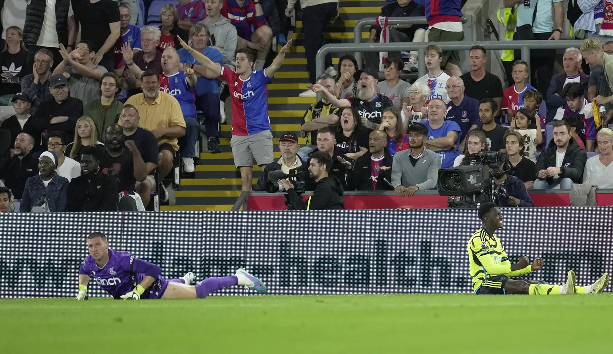 Reaksi kecewa striker Arsenal, Eddie Nketiah (kanan) setelah gagal memanfaatkan peluang di depan gawang Crystal Palace pada laga pekan kedua Liga Inggris 2023/2024 di Selhurst Park, London (21/8/2023). (AP Photo/Kin Cheung)