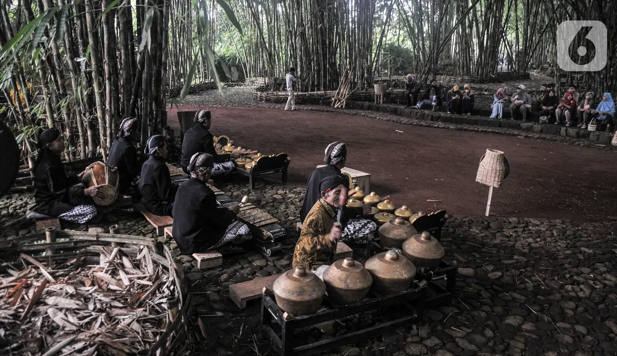Pertunjukan musik gamelan menambah suasana tradisional Jawa di Pasar Papringan, Ngadiprono, Kabupaten Temanggung, Jawa Tengah, Minggu (26/2/2023). (merdeka.com/Iqbal S. Nugroho)