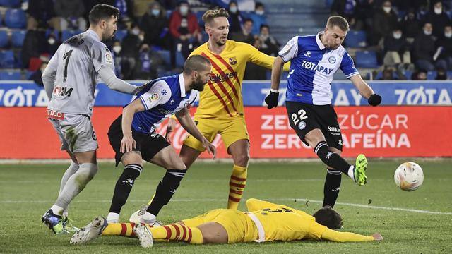Foto: Gol Semata Wayang Frenkie de Jong Bawa Barcelona Menang Atas Deportivo Alaves di Liga Spanyol