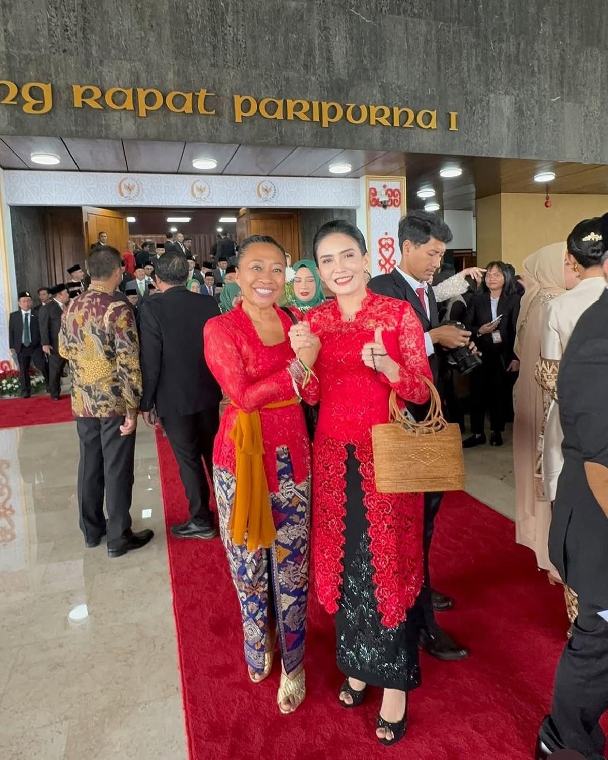 Duo Srikandi Wakil Rakyat Cantik Berkebaya Merah