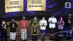 Menteri Pariwisata dan Eknomi Kreatif Sandiaga Salahuddin Uno foto bersama usai memberi penghargaan pada ADWI 2021 di Jakarta, Selasa malam (7/12/2021). Pengembangan desa wisata di Indonesia dilakukan untuk menciptakan destinasi yang berkualitas. (Liputan6.com/Fery Pradolo)