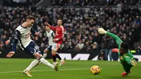 Gelandang Tottenham Hotspur asal Inggris James Maddison (kiri) melepaskan tembakan untuk mencetak gol pembuka melewati kiper Manchester United asal Kamerun Andre Onana (kanan) selama pertandingan sepak bola Liga Primer Inggris antara Tottenham Hotspur dan Manchester United di Stadion Tottenham Hotspur di London, pada 16 Februari 2025.Glyn KIRK / AFP