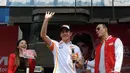 Juara Dunia MotoGP 2013 dan 2014, Marc Marquez (tengah) menyapa ribuan penggemarnya saat berlangsungnya acara Meet & Greet di Sirkuit Sentul, Bogor, (21/10/2014). (Liputan6.com/Helmi Fithriansyah)