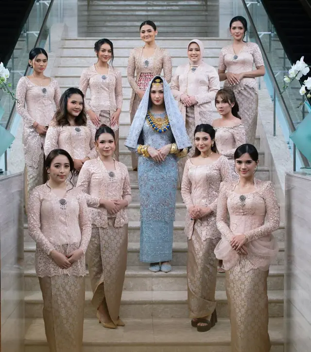 7 Momen pernikahan Ochi Rosdiana dan Luthfi Arif, mewah dengan nuansa adat Minang