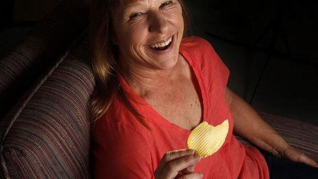 Ngemil keripik kentang membuat Kristine mengetahui ia menderita kanker sejak dini | Photo: Copyright people.com