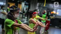 Instruktur mengenakan masker dan face shield pada sesi kelas senam Bolly’D (Bollywood Fitness Dance) di Raga Studio, Jakarta, Senin (15/6/2020). Memasuki pekan kedua masa PSBB Transisi di DKI Jakarta, beberapa pusat kebugaran menerapkan protokol kesehatan. (Liputan6.com/Faizal Fanani)