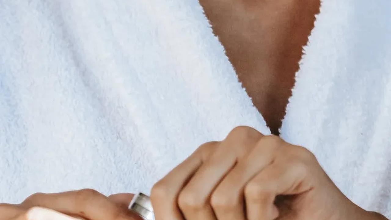 Teliti membaca label produk adalah langkah penting. Sesuaikan jenis sunscreen dengan kebutuhan kulit Anda, termasuk SPF, jenis kulit, dan rekomendasi penggunaan.