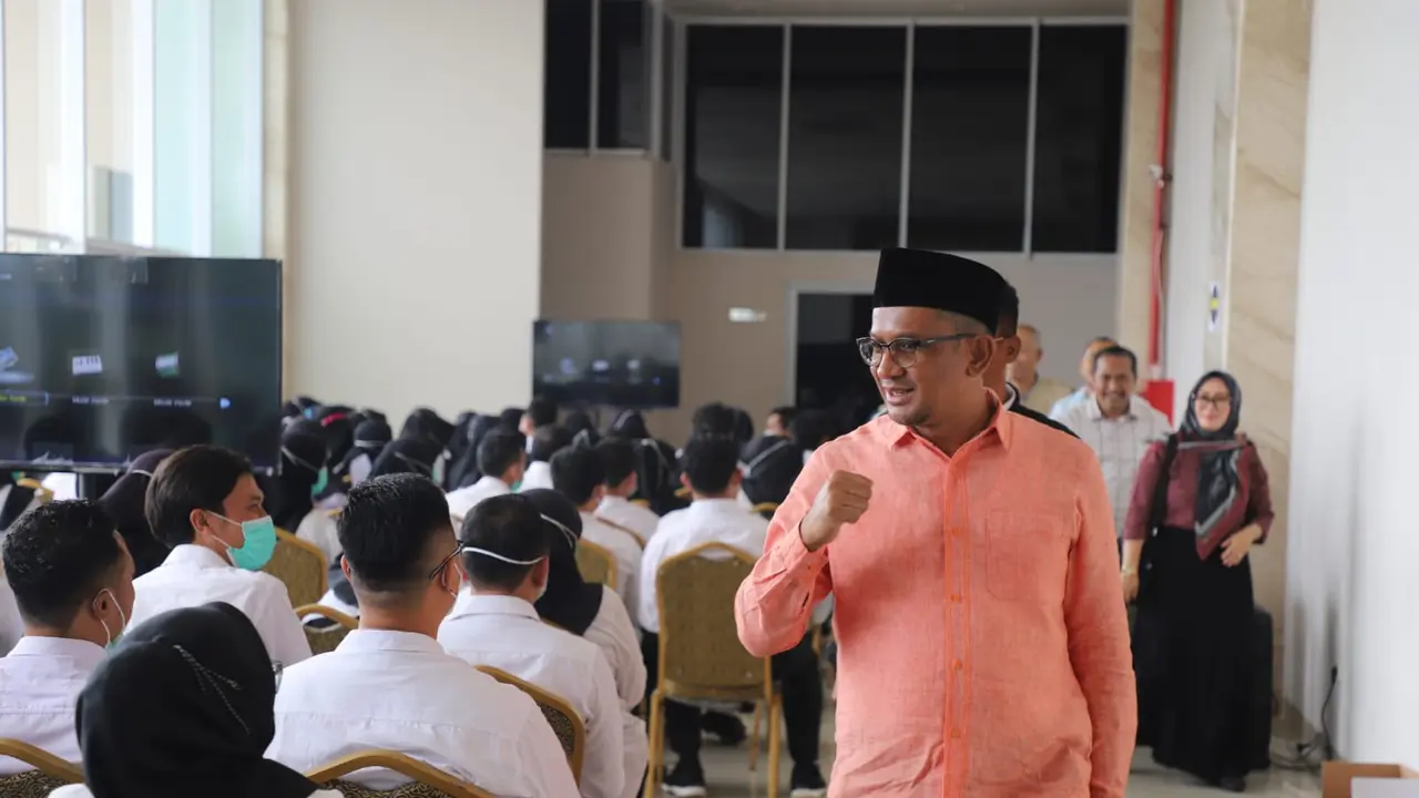 Ribuan warga Garut, Jawa Barat mengikuti seleksi tes calon Aparatur Sipil Negara via jalur Pegawai Pemerintah dengan Perjanjian Kerja (PPPK) di Ballroom Grand Metro Hotel Tasikmalaya, Kabupaten Tasikmalaya. (Liputan6.com/Jayadi Supriadin)