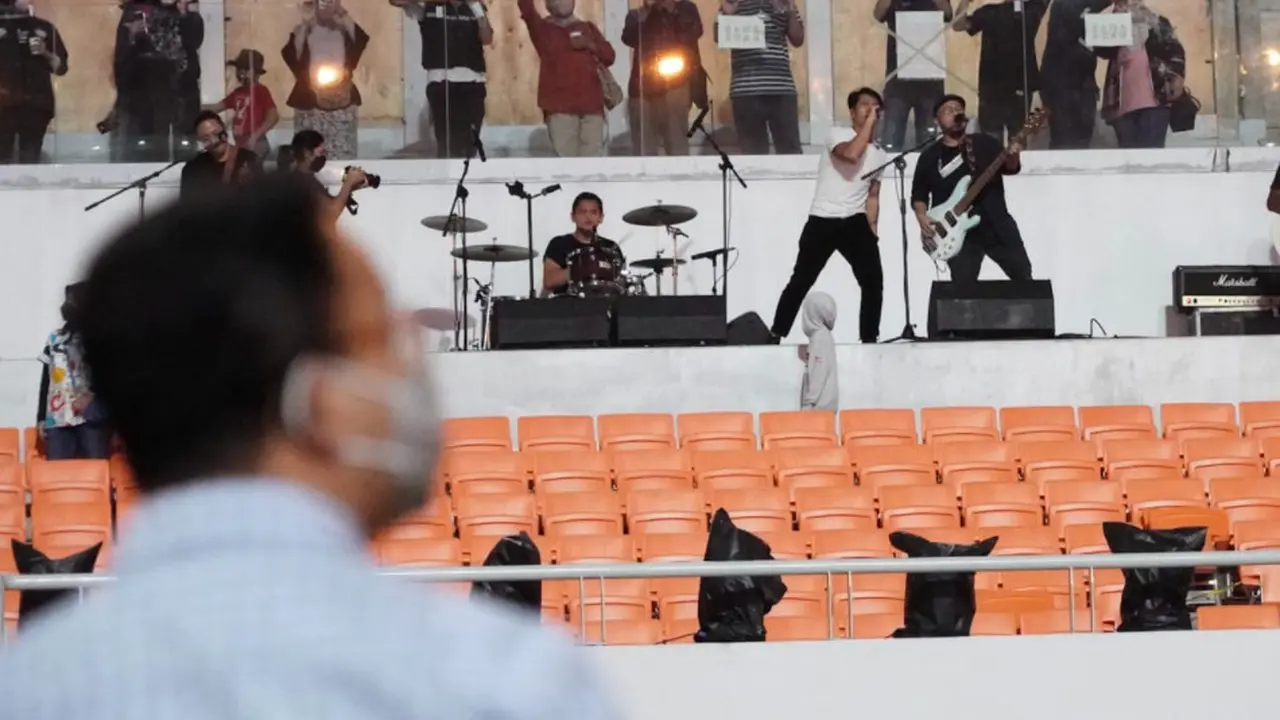 Gubernur DKI Jakarta Anies Baswedan menyaksikan band Nidji saat kegiatan check sound