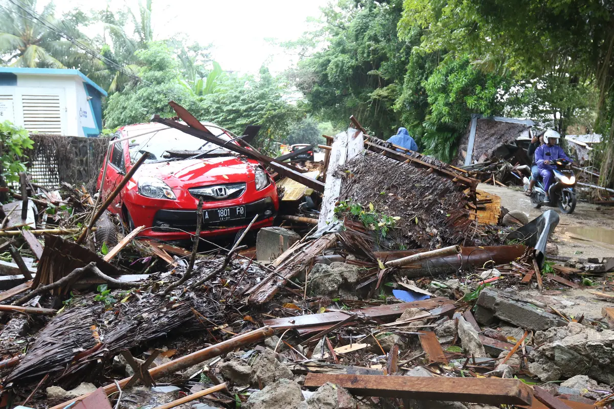 Mobil Diterjang Tsunami Anyer