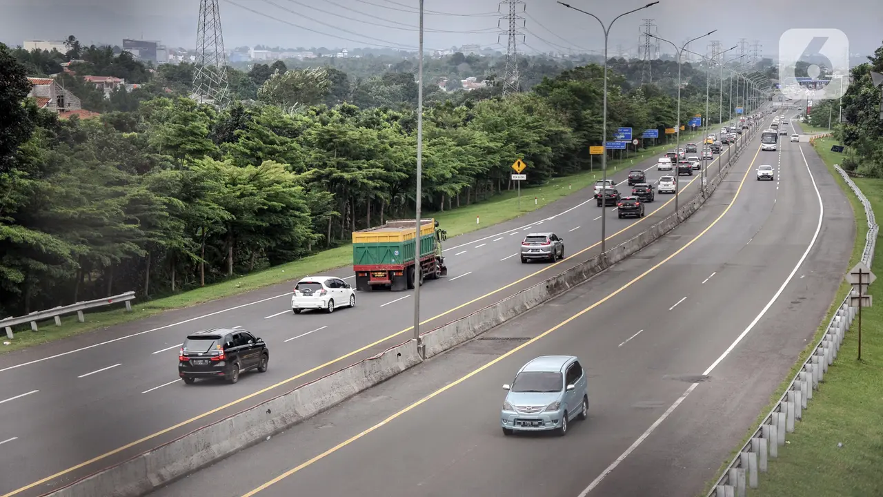 FOTO: Puncak Arus Balik Via Tol Tembus 137 Ribu Kendaraan