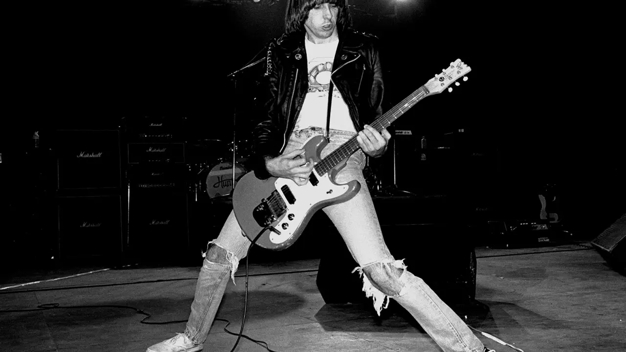 Gitar Johnny Ramone Terjual Rp 883 Juta